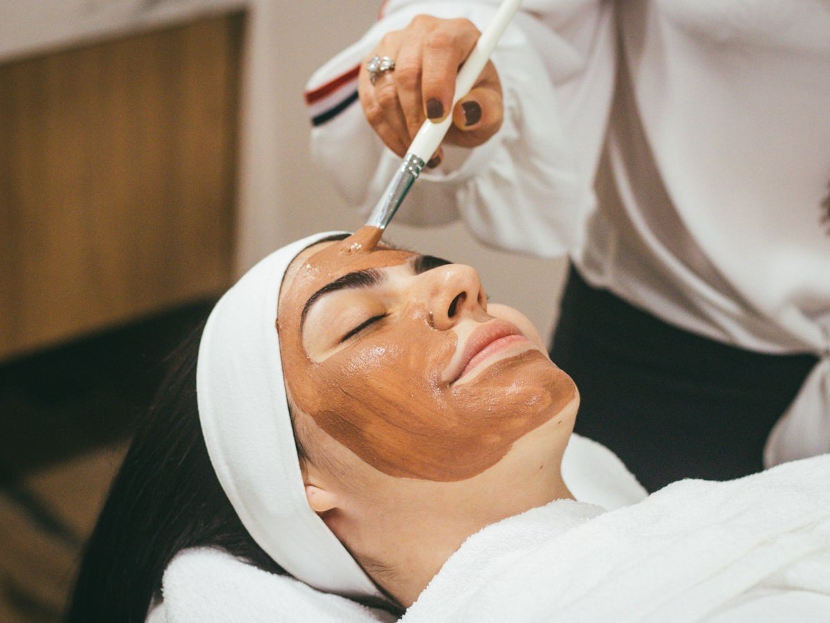 Aplicação de máscara facial durante uma limpeza de pele