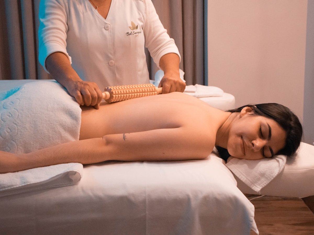 Massagem modeladora com rolo de madeira